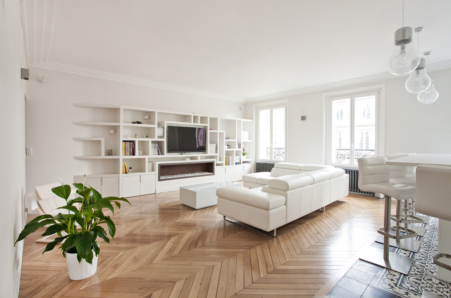 Bibliothèque sur-mesure avec cheminée dans appartement haussmannien.